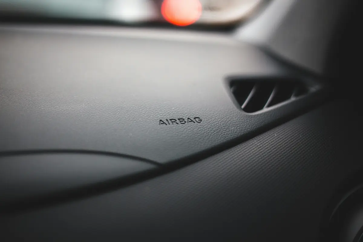 لمبة الإيرباج (Airbag) أو الـ ABS مضاءة؟ دليلك لاختيار جهاز الفحص القادر على إطفائها