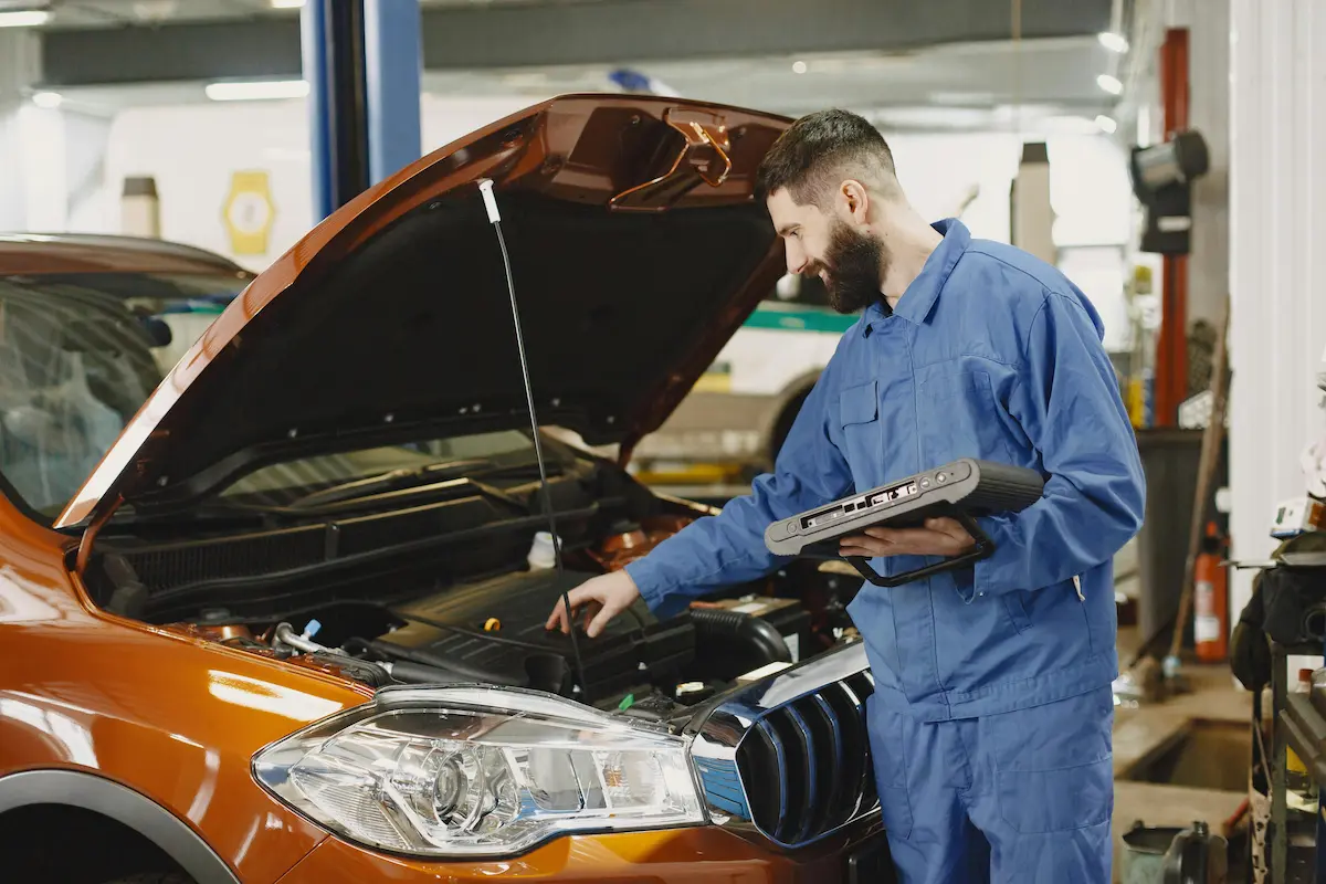 هل تعمل أجهزة فحص OBD2 على السيارات الكهربائية والهايبرد؟ (دليل 2026)