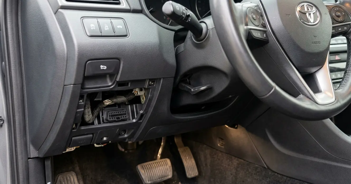 منفذ الـ OBD2 في سيارتك: وين يختبي وكيف تستخدمه عشان ما يغشونك أحد